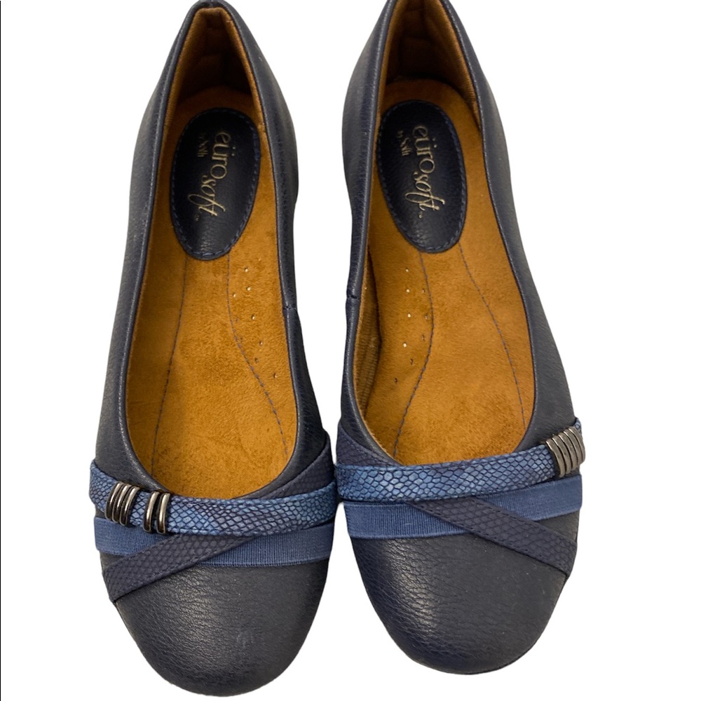 New flat shoes in blue size 6